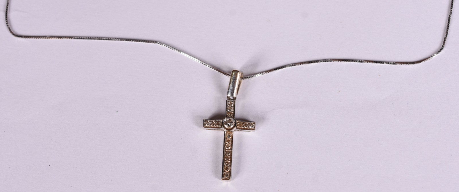 Gargantilha de ouro branco e crucifixo com 15 brilhantes (Por motivos... - foto 1 de 4