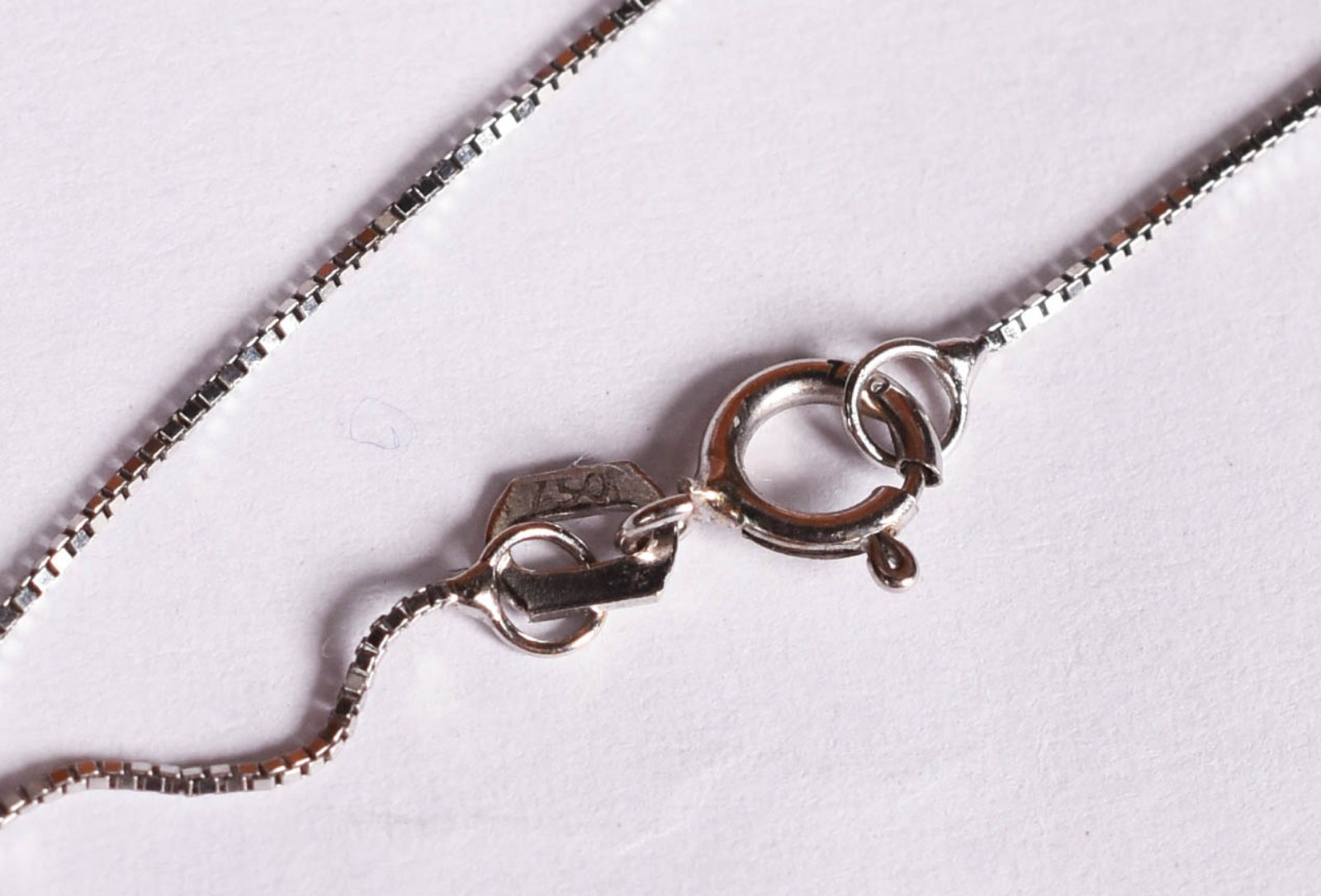 Gargantilha de ouro branco e crucifixo com 15 brilhantes (Por motivos... - foto 2 de 4