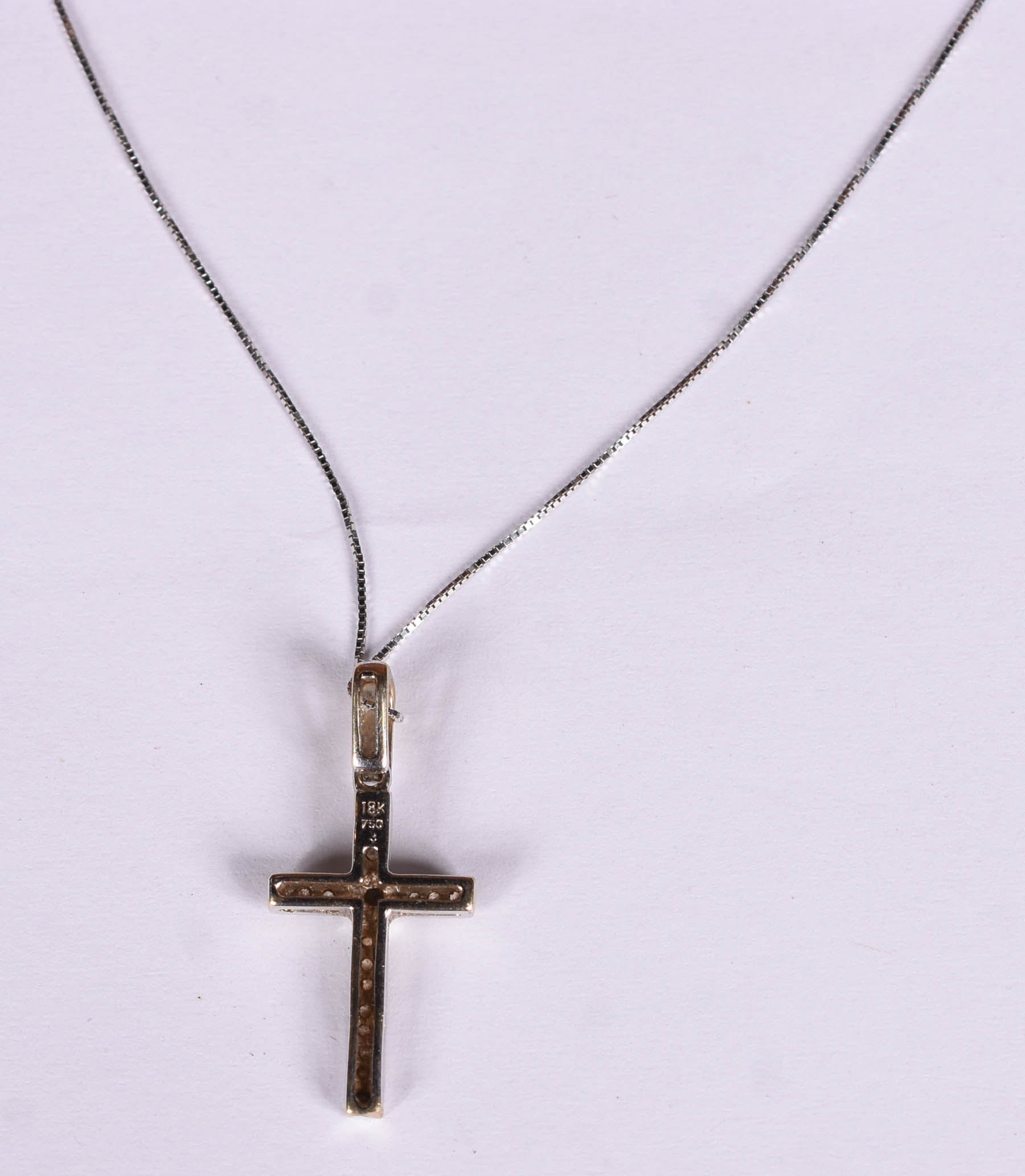 Gargantilha de ouro branco e crucifixo com 15 brilhantes (Por motivos... - foto 3 de 4