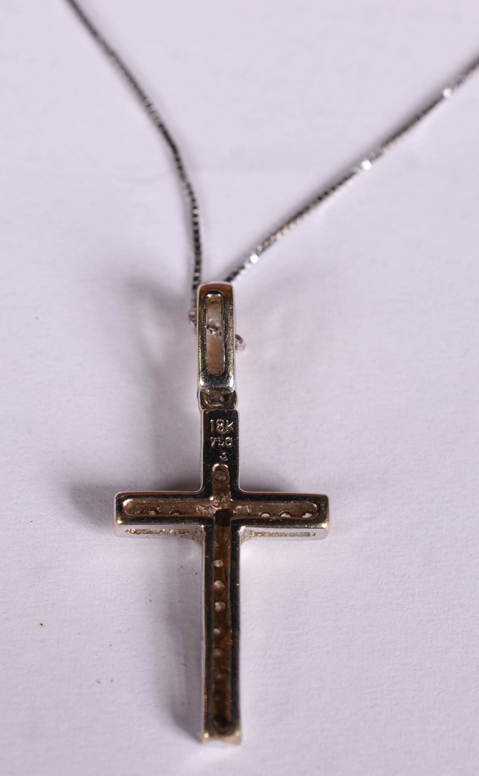 Gargantilha de ouro branco e crucifixo com 15 brilhantes (Por motivos... - foto 4 de 4