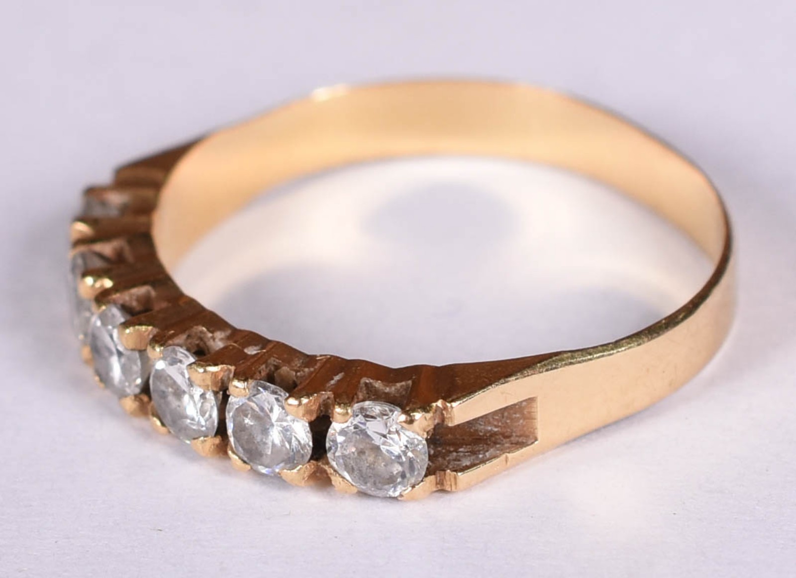 Anel de ouro 18 k com safiras brancas, aro 14 (Por motivos de... - foto 2 de 3