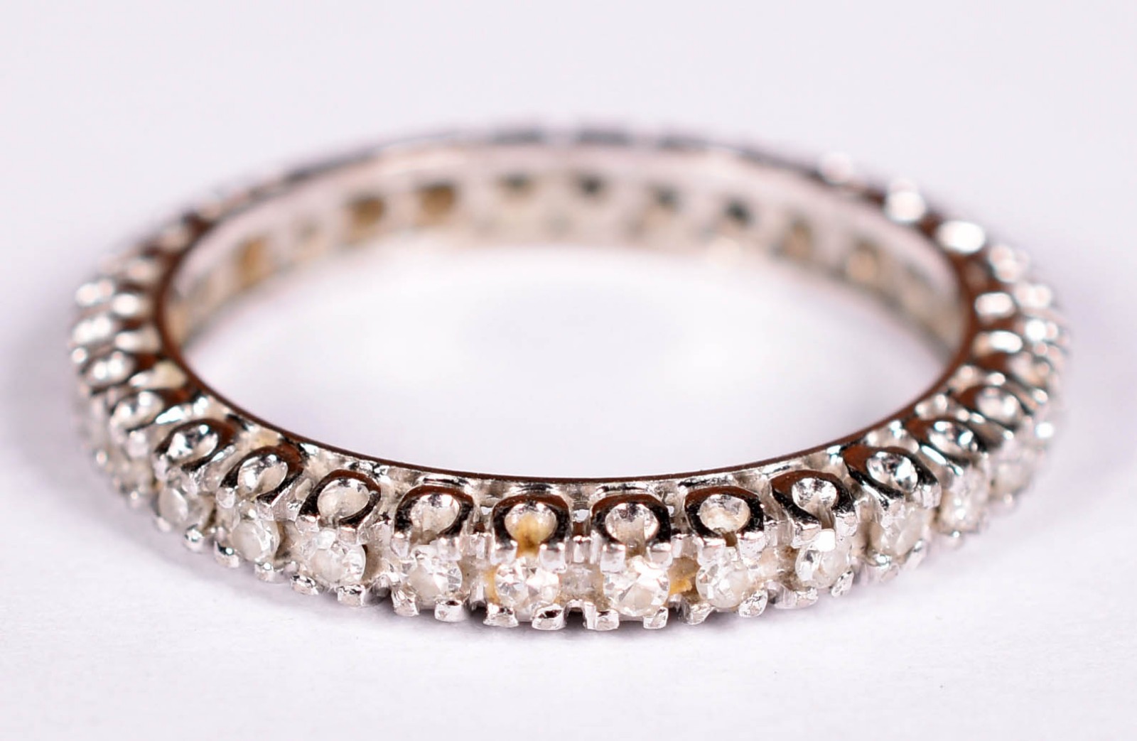 Anel de ouro branco com 30 brilhantes de 0,01 ct total 0,30 ct, aro... - foto 1 de 3
