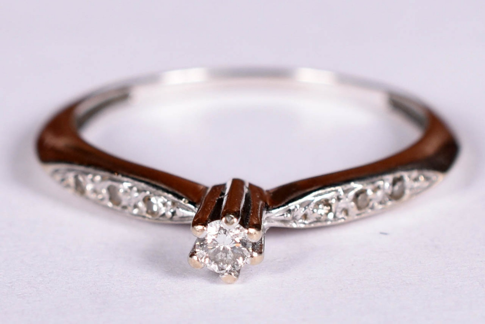 Anel solitário com 1 brilhantes de 0,05 ct 6 brilhantes laterias, aro... - foto 1 de 3