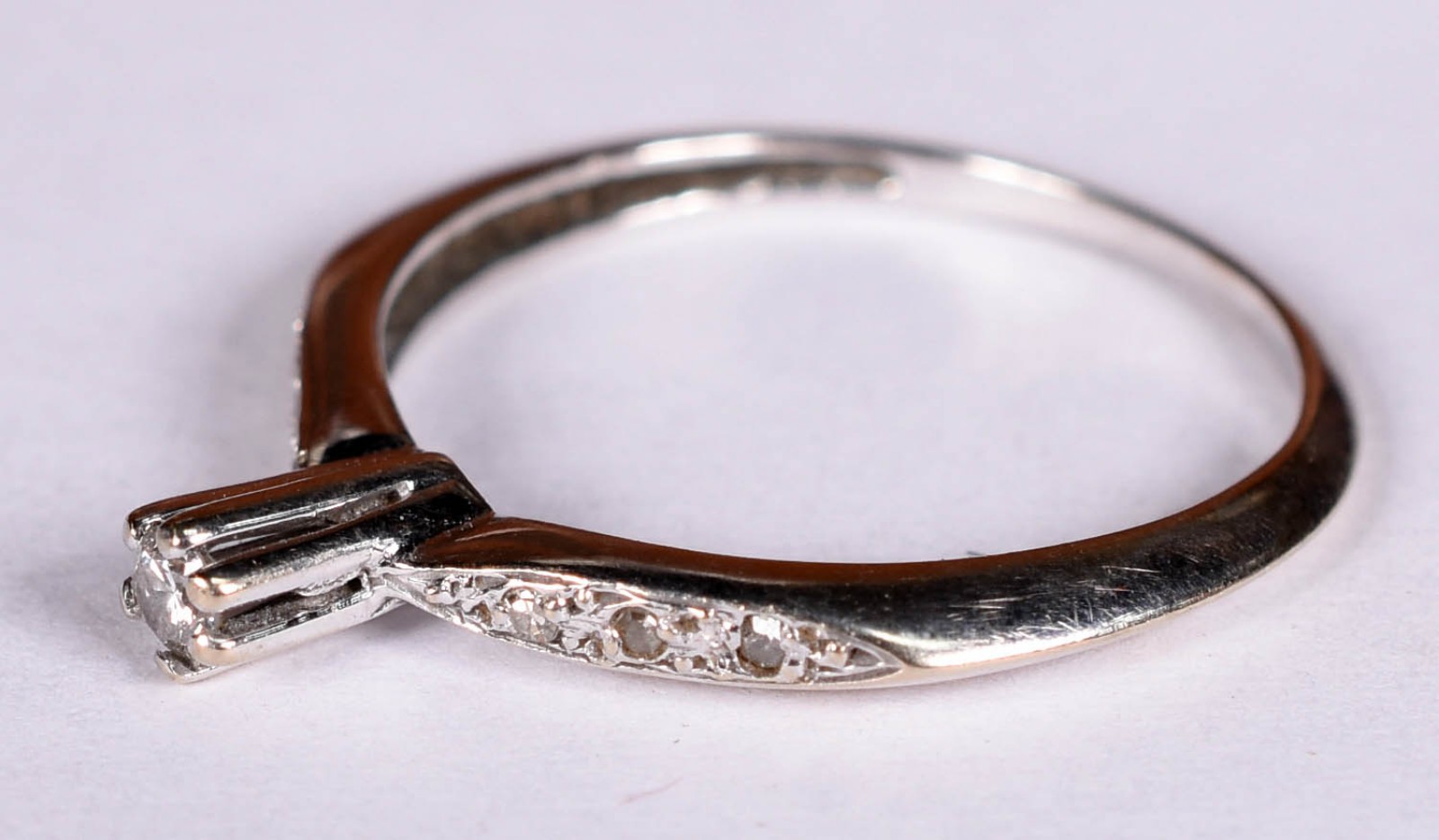 Anel solitário com 1 brilhantes de 0,05 ct 6 brilhantes laterias, aro... - foto 2 de 3
