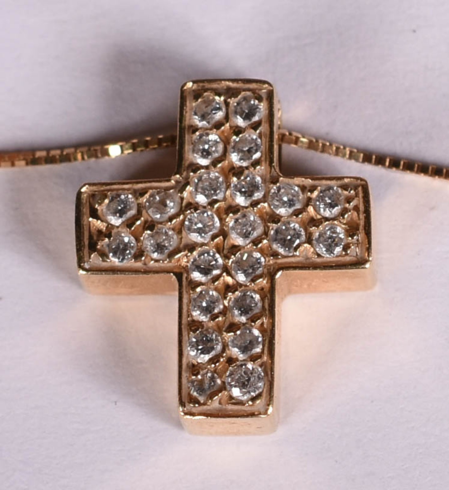 Gargantilha de ouro 18 k e crucifixo com 28 brilhantes (Por motivos... - foto 2 de 5