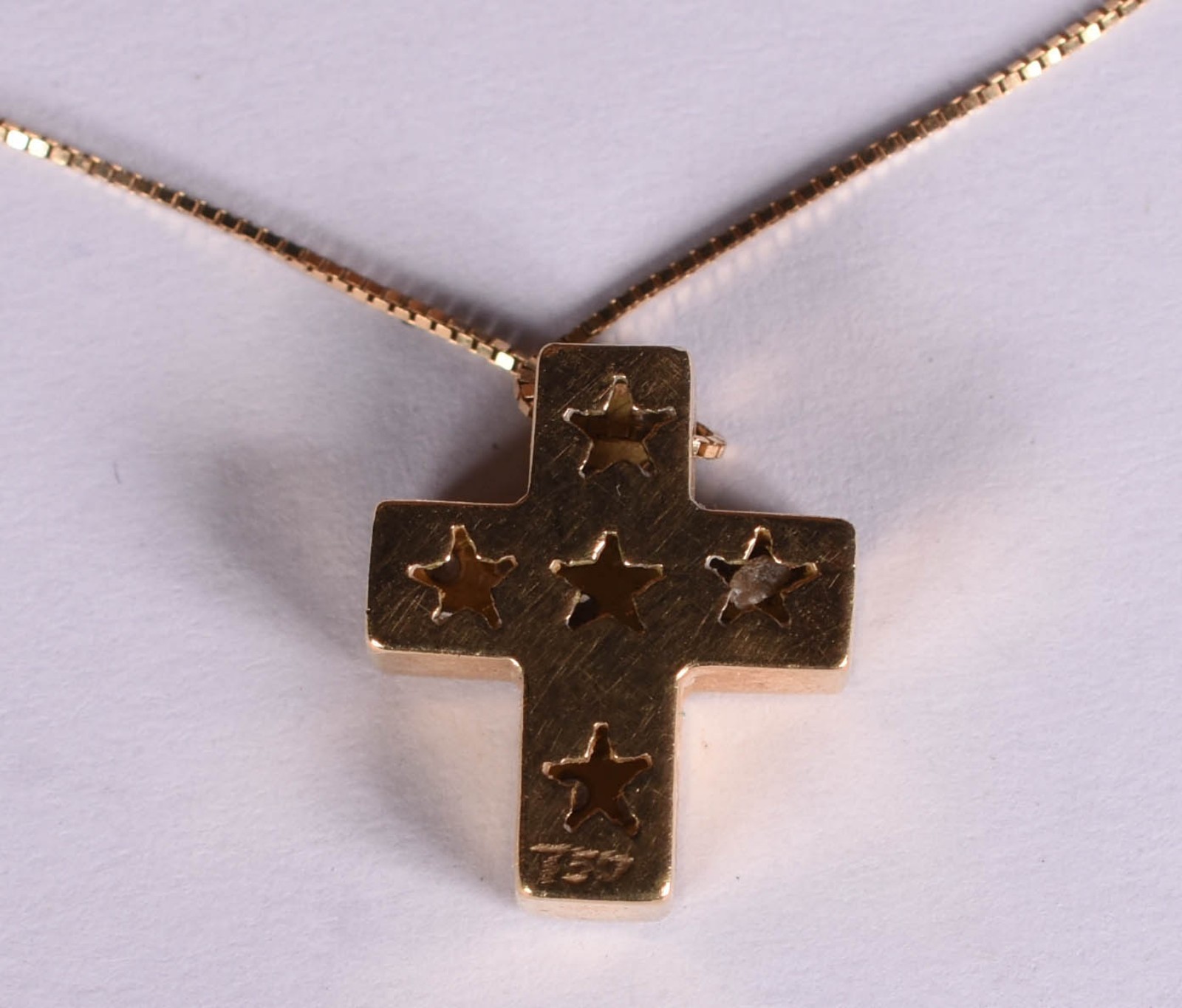 Gargantilha de ouro 18 k e crucifixo com 28 brilhantes (Por motivos... - foto 3 de 5