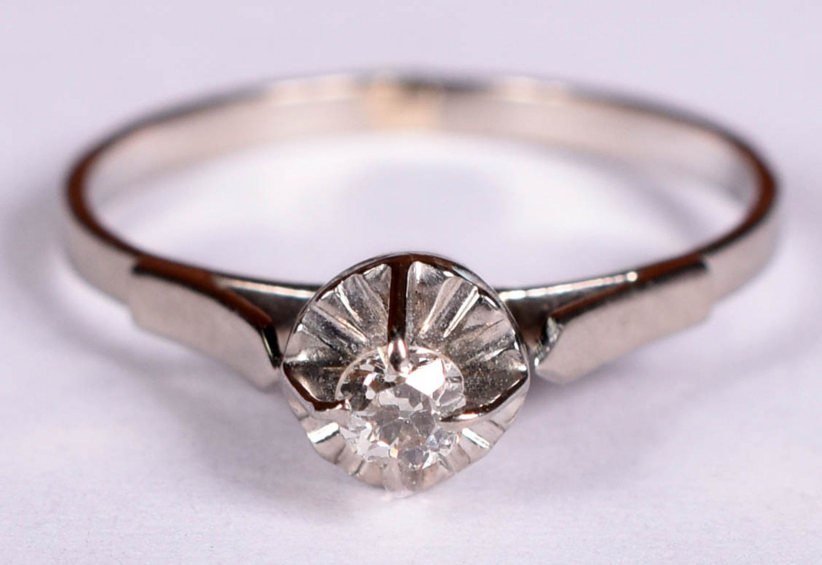 Antigo anel de ouro branco com um brilhante de 0,10 ct, aro 16 (Por... - foto 1 de 3