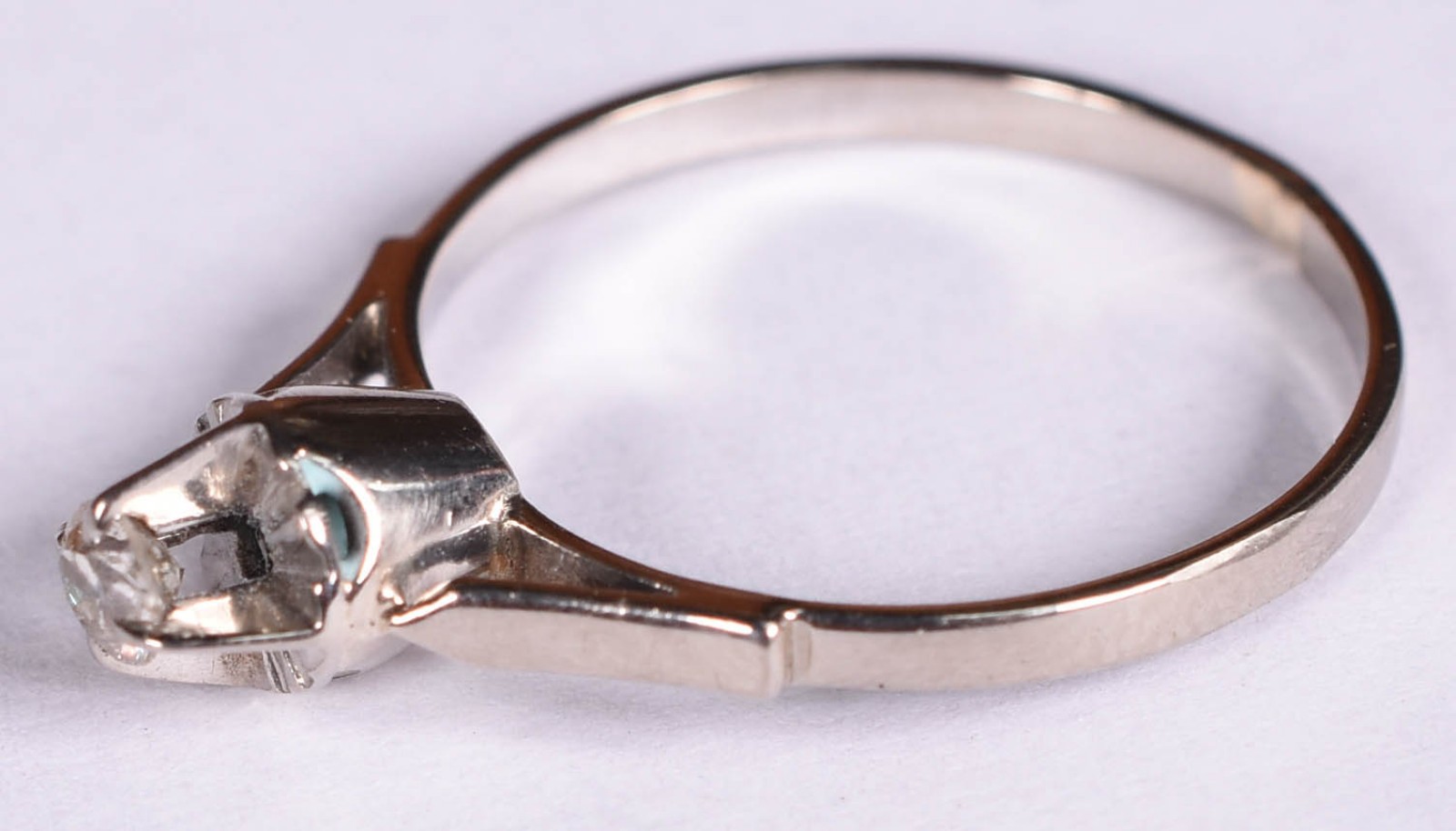 Antigo anel de ouro branco com um brilhante de 0,10 ct, aro 16 (Por... - foto 2 de 3