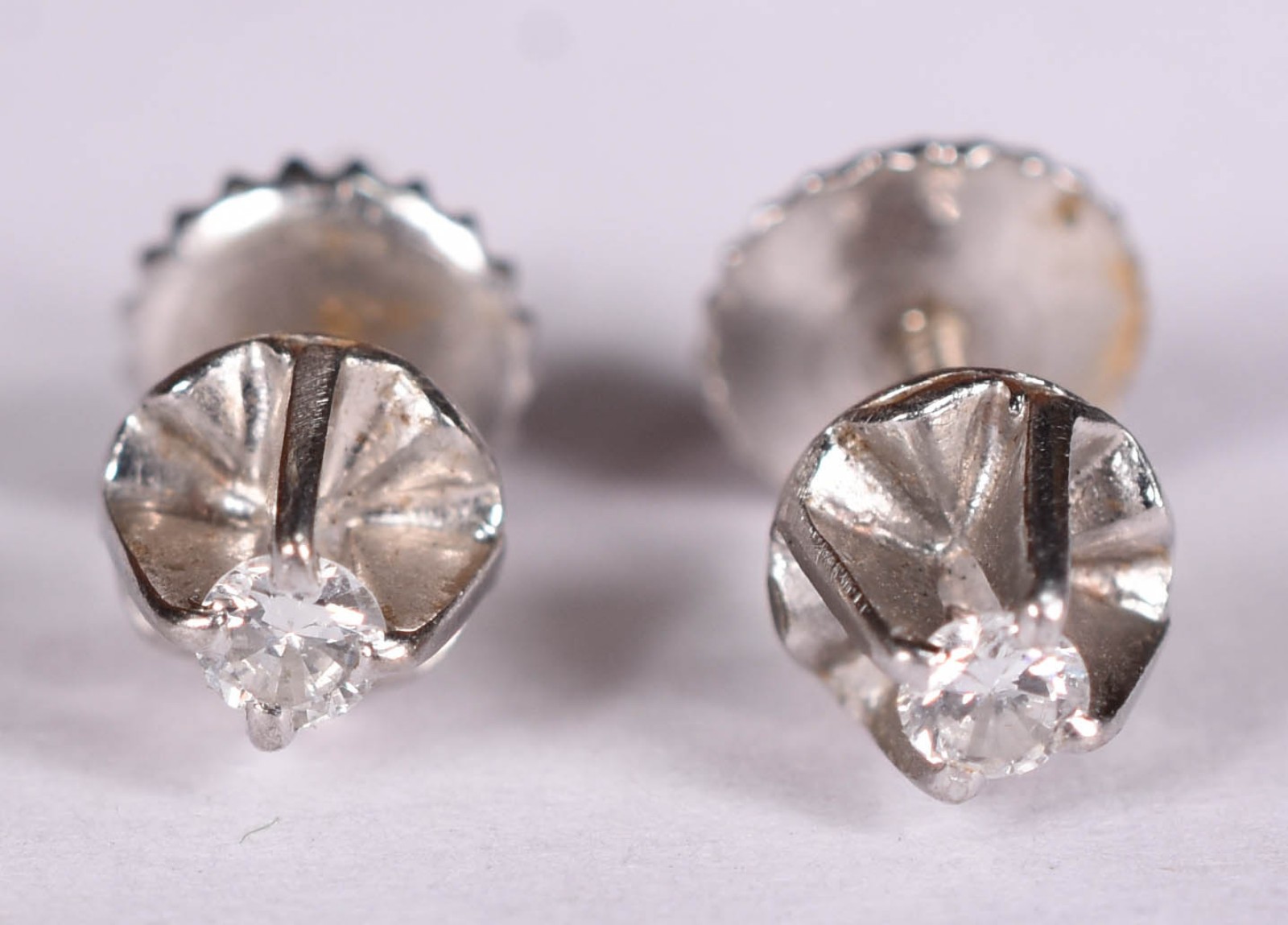Par de brincos de ouro branco com 2 brilhantes de 0,10 ct cada, total... - foto 1 de 3