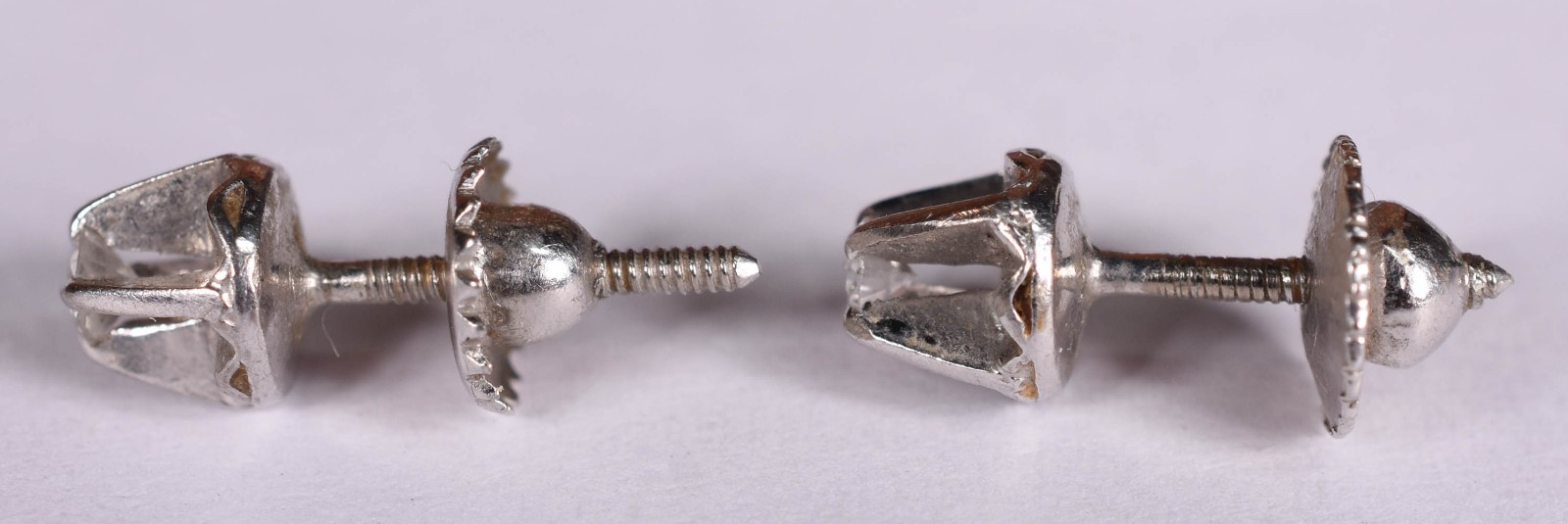 Par de brincos de ouro branco com 2 brilhantes de 0,10 ct cada, total... - foto 2 de 3