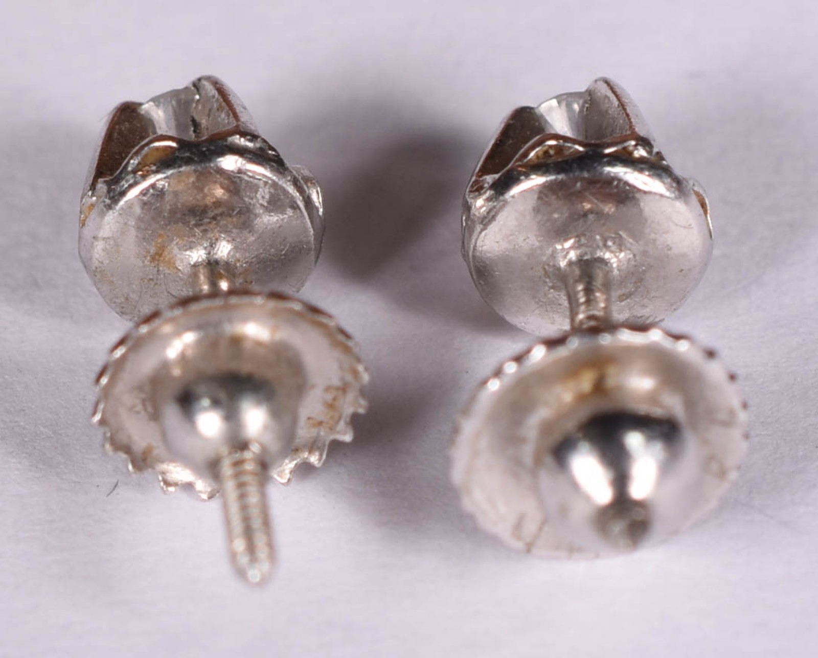 Par de brincos de ouro branco com 2 brilhantes de 0,10 ct cada, total... - foto 3 de 3
