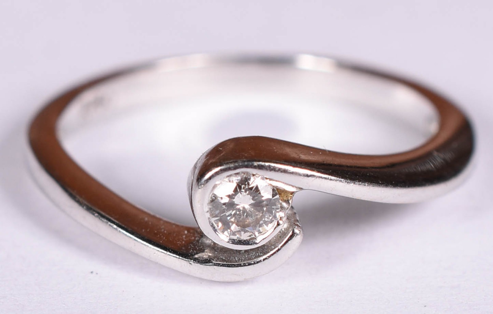 Anel solitário de ouro branco com brilhantes de 0,15 ct, aro 15 (Por... - foto 1 de 4