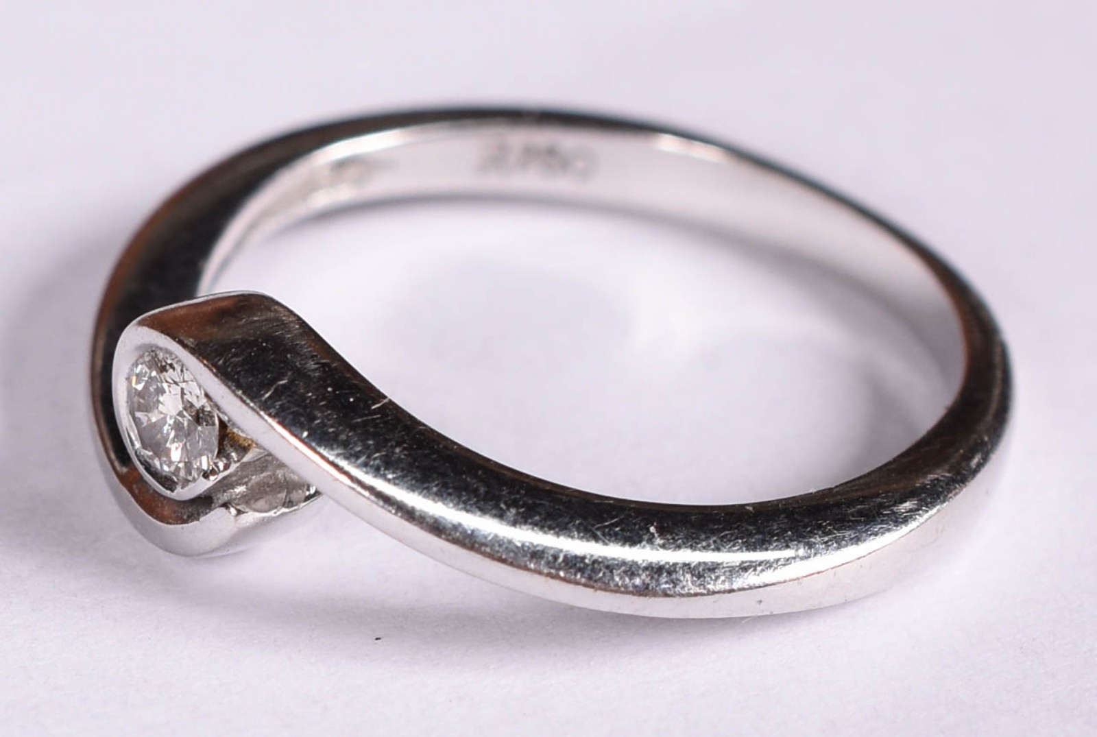 Anel solitário de ouro branco com brilhantes de 0,15 ct, aro 15 (Por... - foto 2 de 4