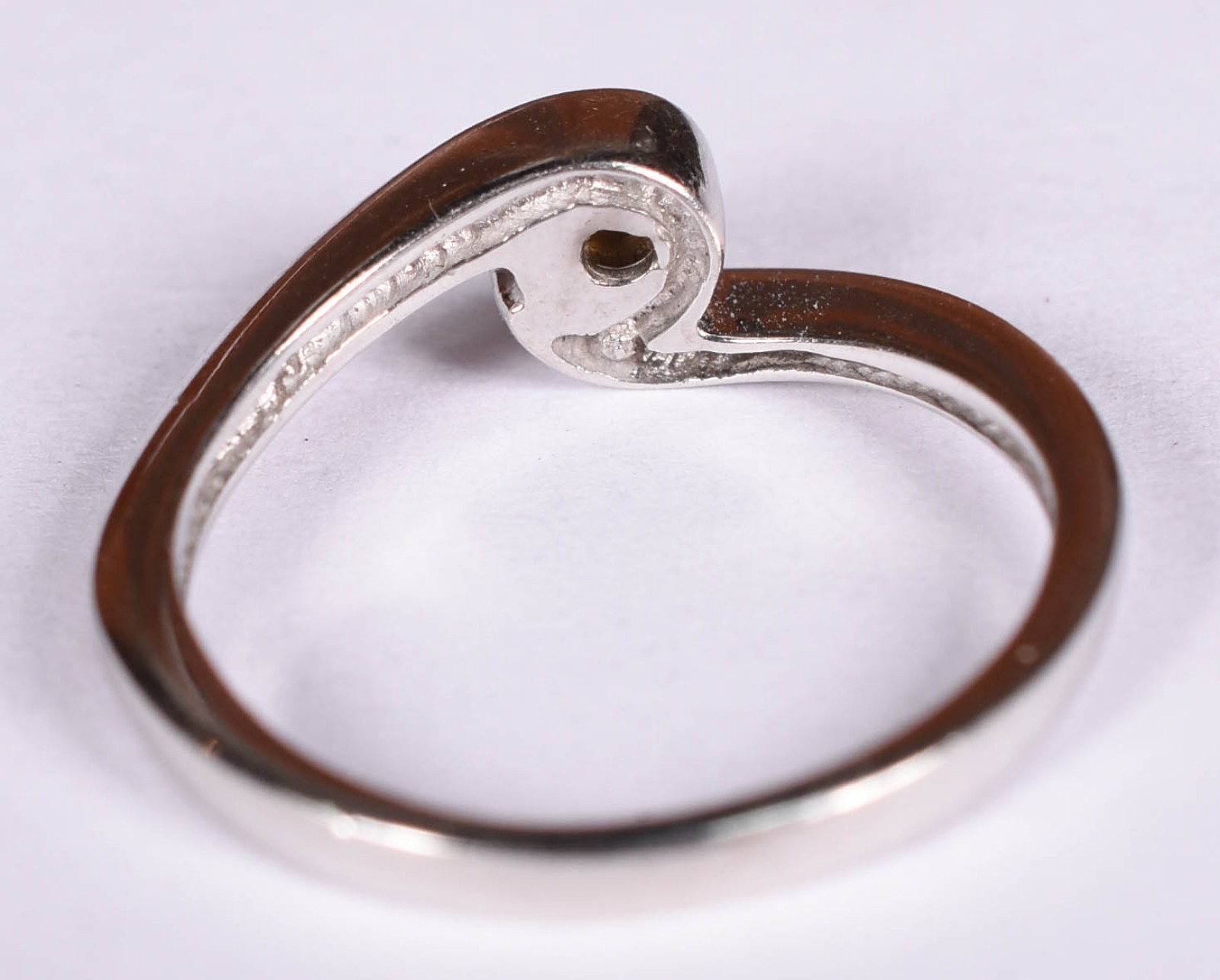 Anel solitário de ouro branco com brilhantes de 0,15 ct, aro 15 (Por... - foto 3 de 4