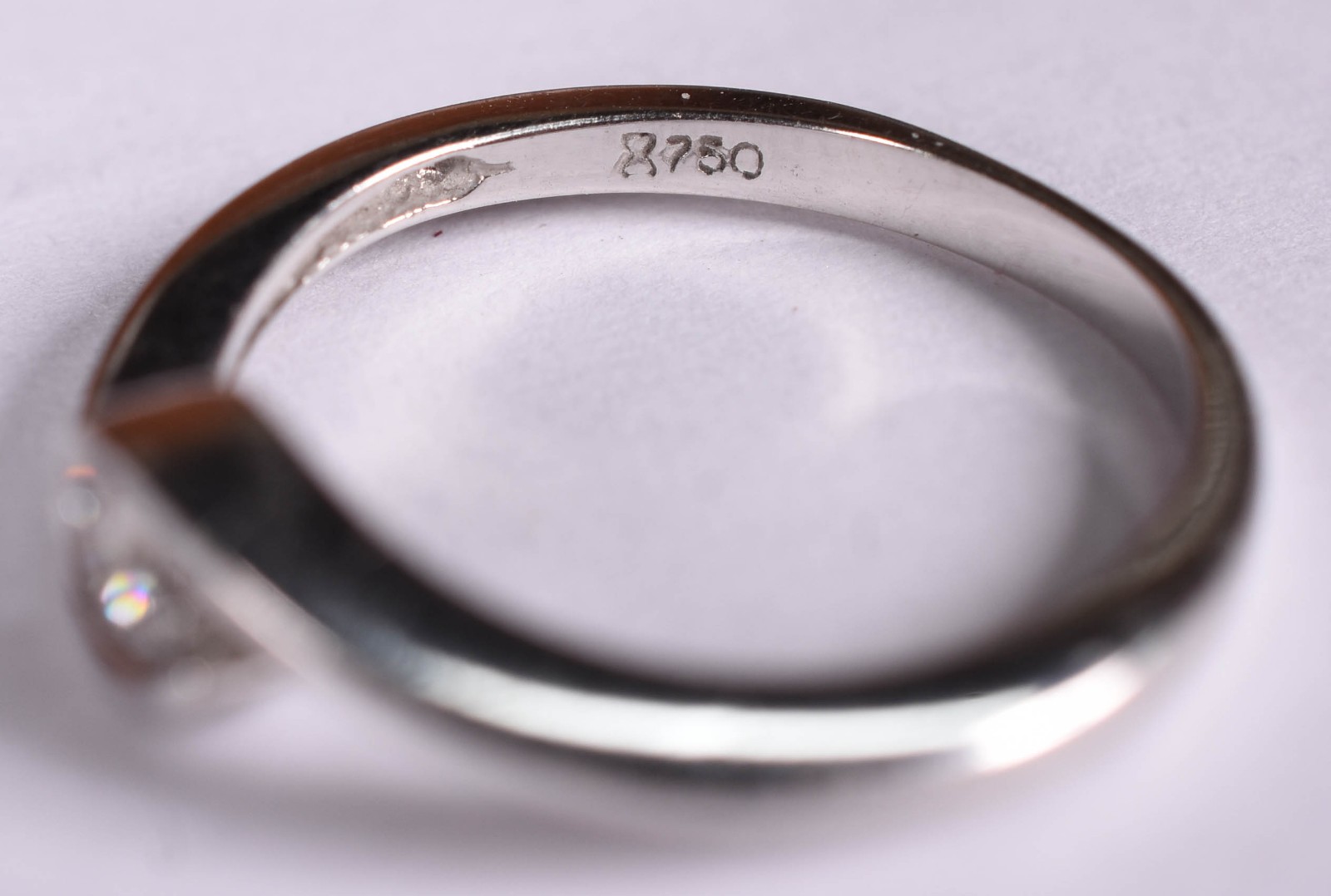 Anel solitário de ouro branco com brilhantes de 0,15 ct, aro 15 (Por... - foto 4 de 4
