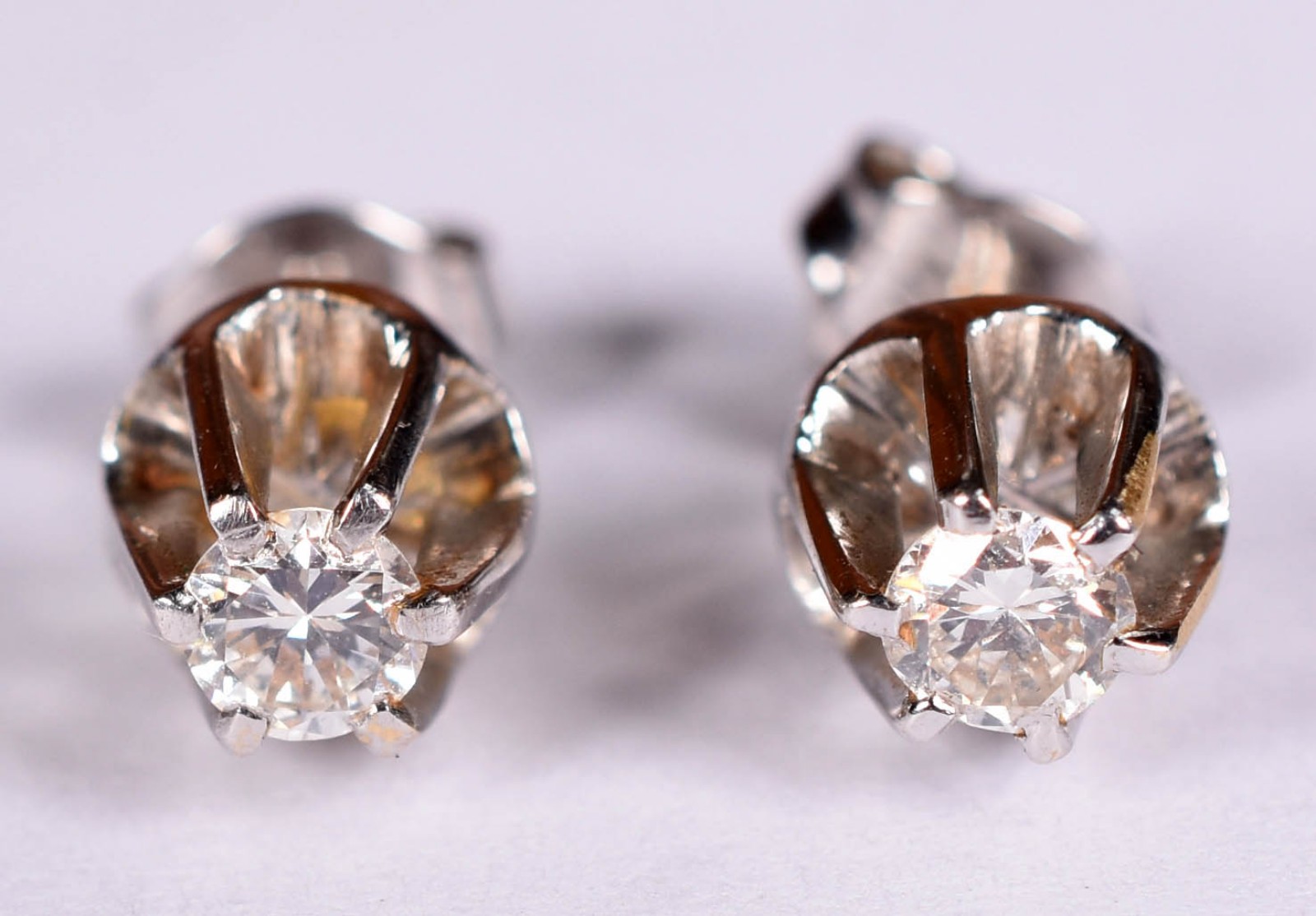 Par de brincos de ouro branco com 2 brilhantes de 0,15 ct cada, total... - foto 1 de 3