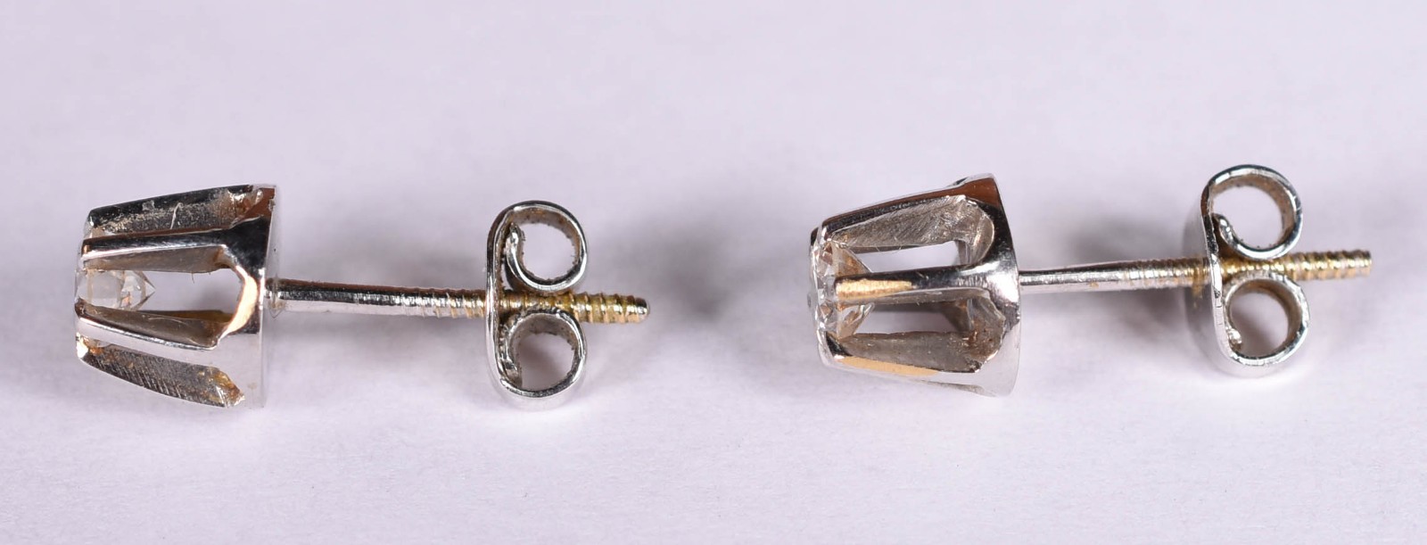 Par de brincos de ouro branco com 2 brilhantes de 0,15 ct cada, total... - foto 2 de 3