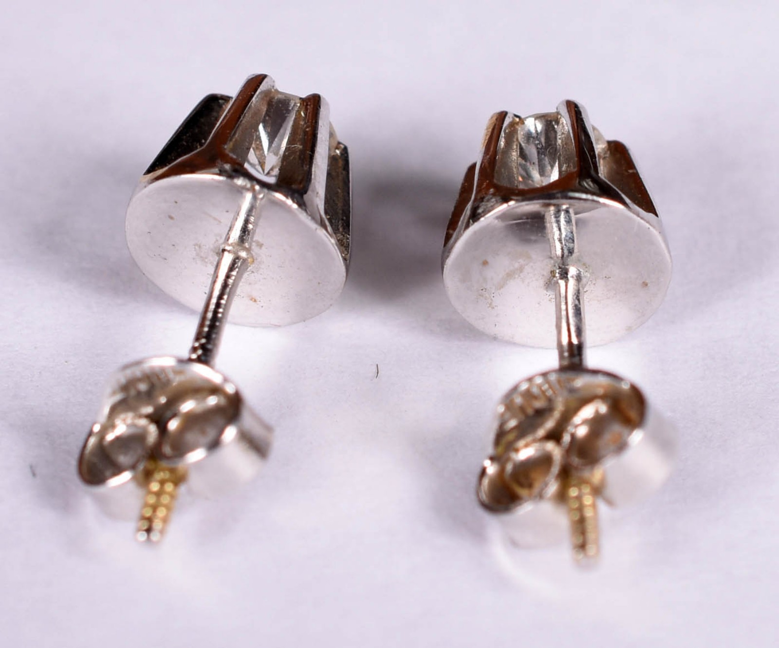 Par de brincos de ouro branco com 2 brilhantes de 0,15 ct cada, total... - foto 3 de 3