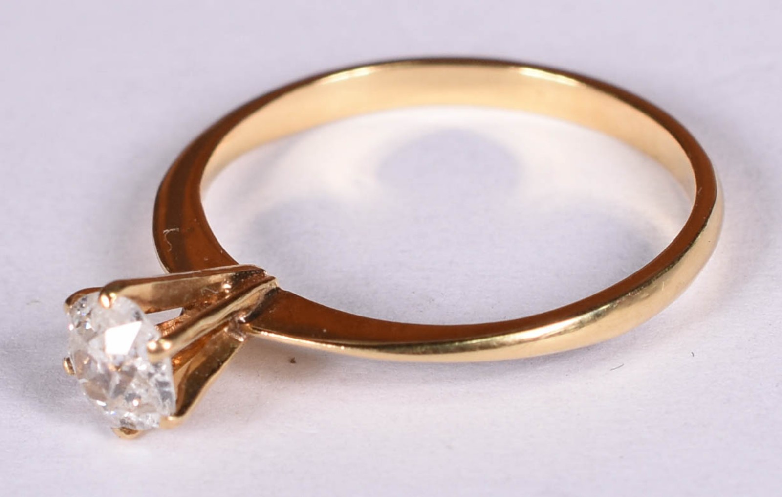 Anel solitário de ouro 18 k com um brilhantes de aproximadamente 0,40... - foto 2 de 4