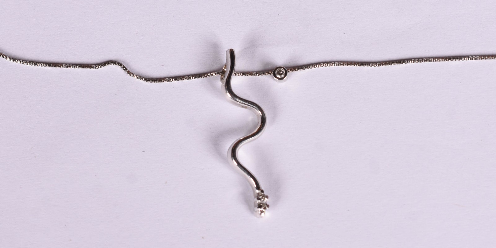 Gargantilha de ouro branco com ponto de luz e pingente (Por motivos... - foto 1 de 5