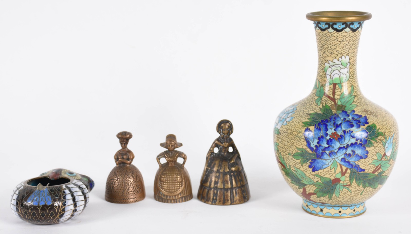 Diversas peças sendo 3 campainhas de bronze , vaso e cinzeiro de... - foto 1 de 6