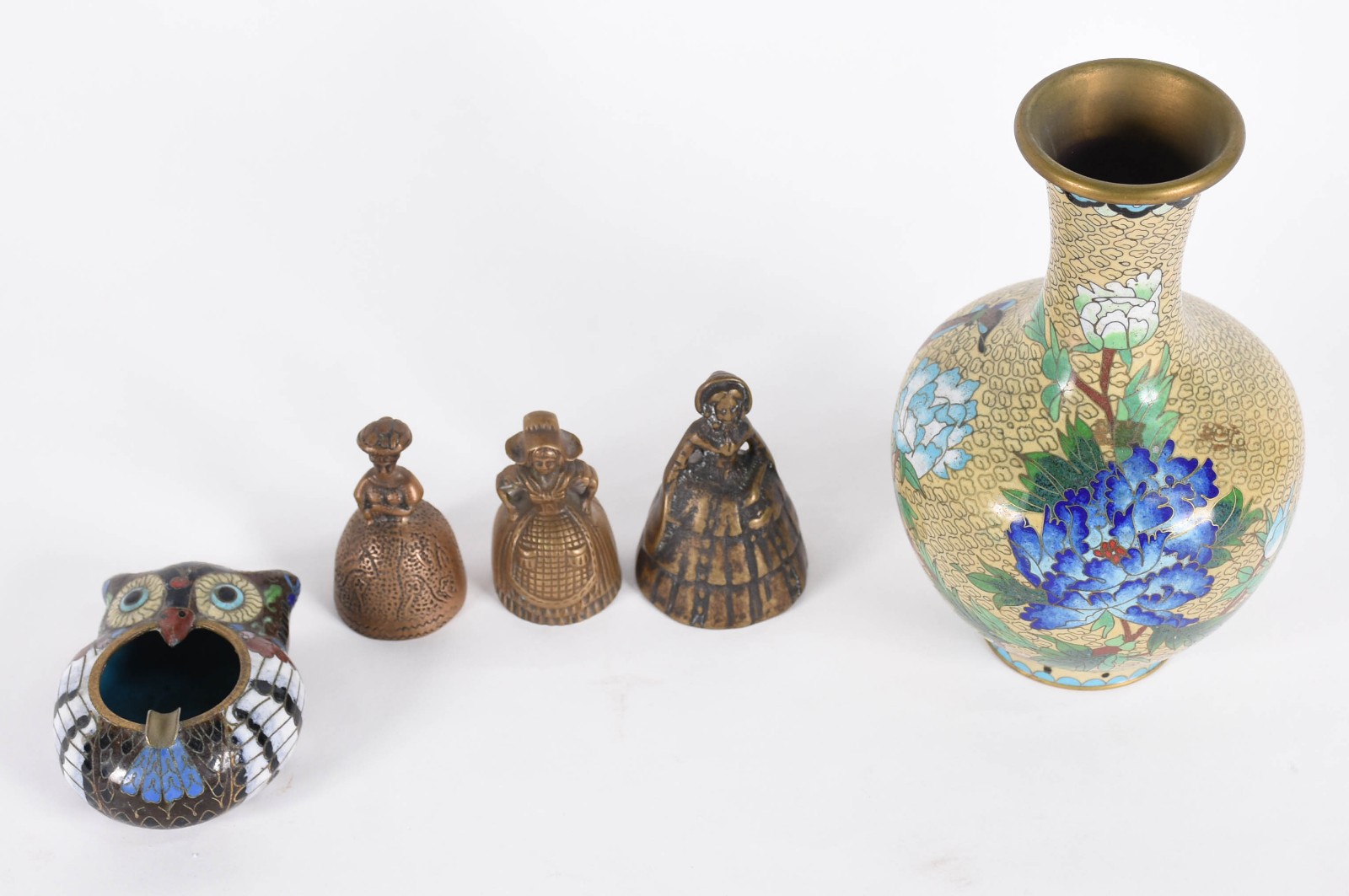 Diversas peças sendo 3 campainhas de bronze , vaso e cinzeiro de... - foto 2 de 6