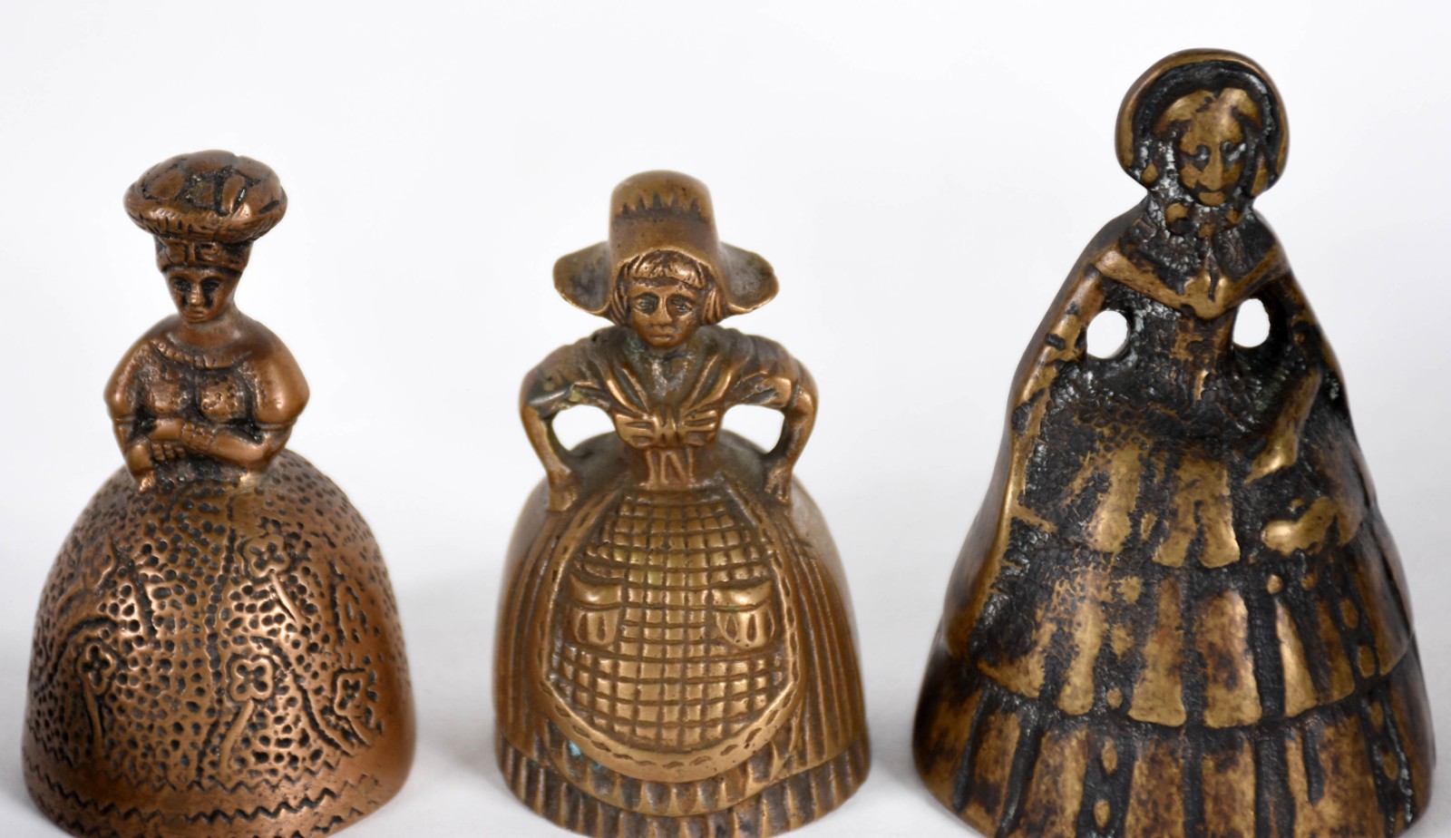 Diversas peças sendo 3 campainhas de bronze , vaso e cinzeiro de... - foto 3 de 6