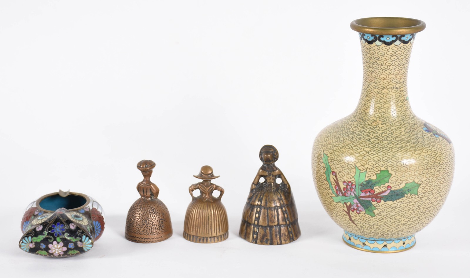 Diversas peças sendo 3 campainhas de bronze , vaso e cinzeiro de... - foto 4 de 6