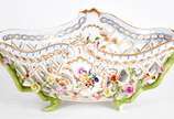 Centro de mesa de porcelana hungara HEREND, lat... - Centro de mesa de porcelana hungara HEREND, laterais com vazados e flores em policromia. (um pé quebrado).