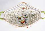 Centro de mesa de porcelana hungara HEREND, lat... - Centro de mesa de porcelana hungara HEREND, laterais com vazados e flores em policromia. (um pé quebrado).