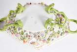 Centro de mesa de porcelana hungara HEREND, lat... - Centro de mesa de porcelana hungara HEREND, laterais com vazados e flores em policromia. (um pé quebrado).