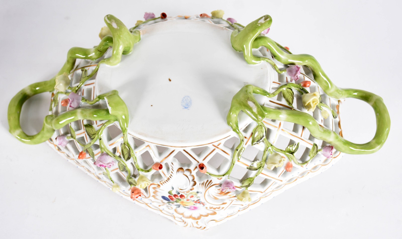 Centro de mesa de porcelana hungara HEREND, laterais com vazados e... - foto 3 de 5