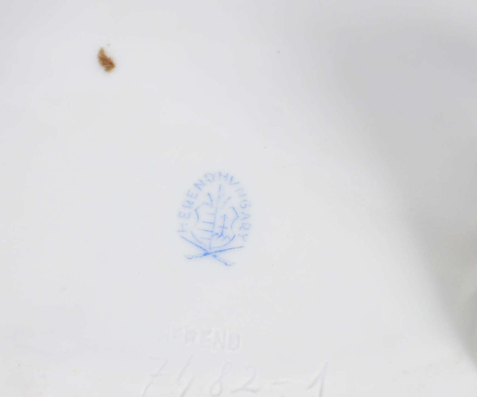 Centro de mesa de porcelana hungara HEREND, laterais com vazados e... - foto 4 de 5
