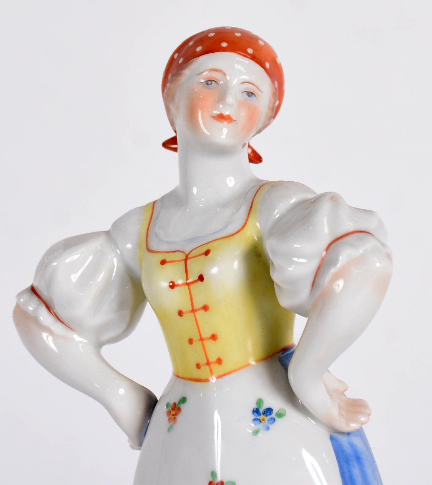 Estatueta de porcelana hungara HEREND representando figura feminina. - foto 2 de 5