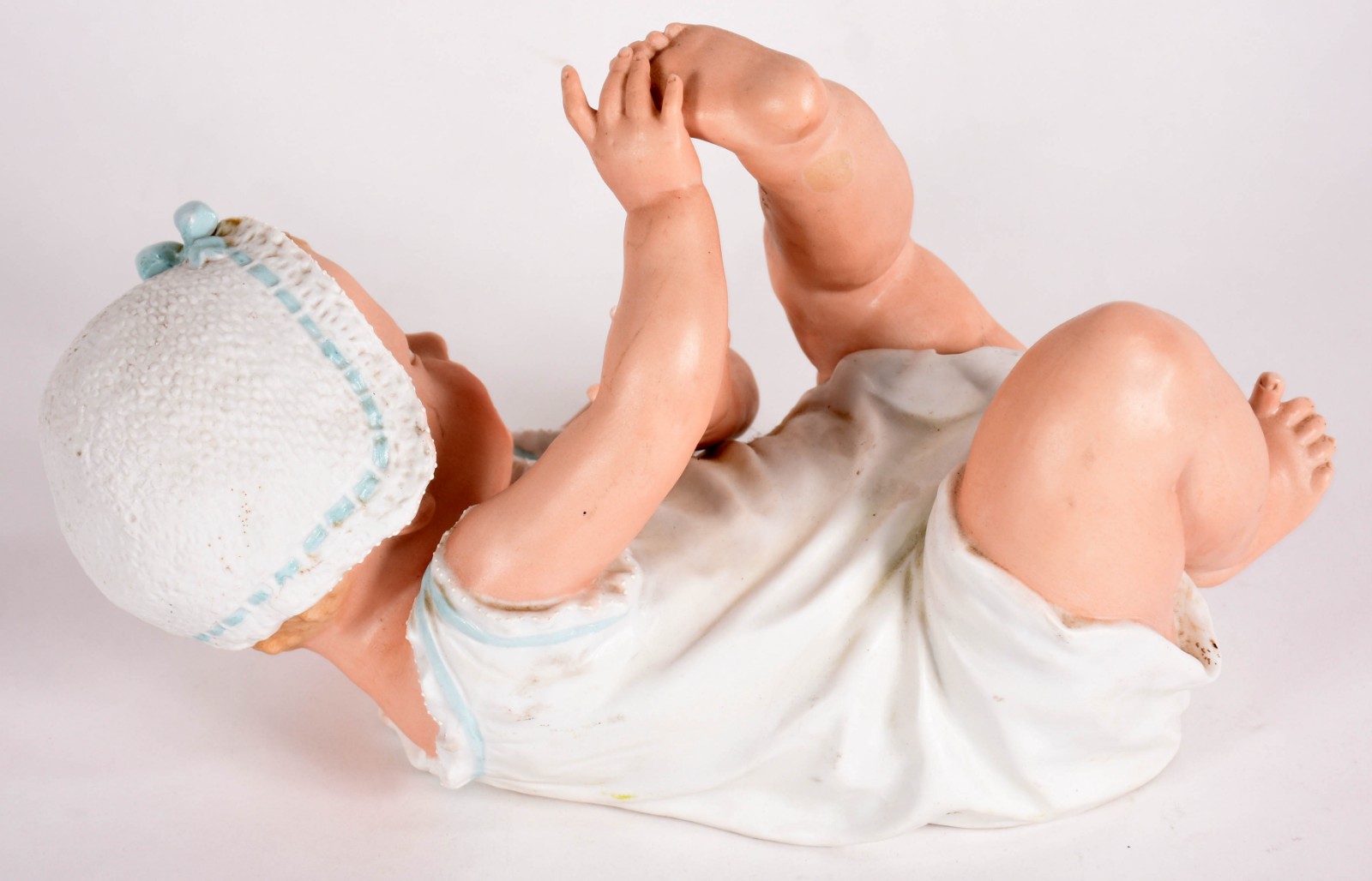 Estatueta de porcelana policromada representando bebê . - foto 3 de 4
