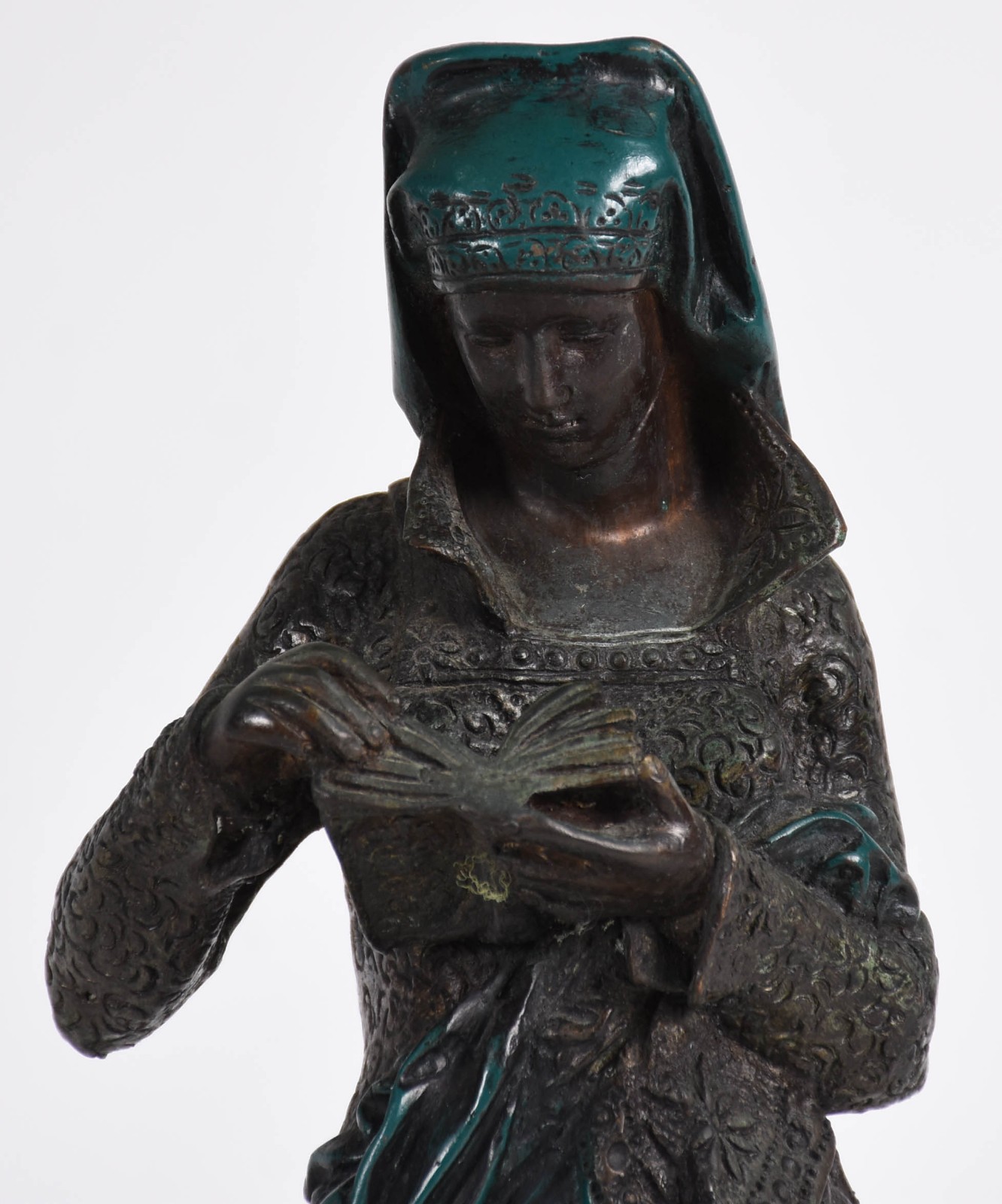 Estatueta de bronze representando figura feminina. - foto 2 de 4