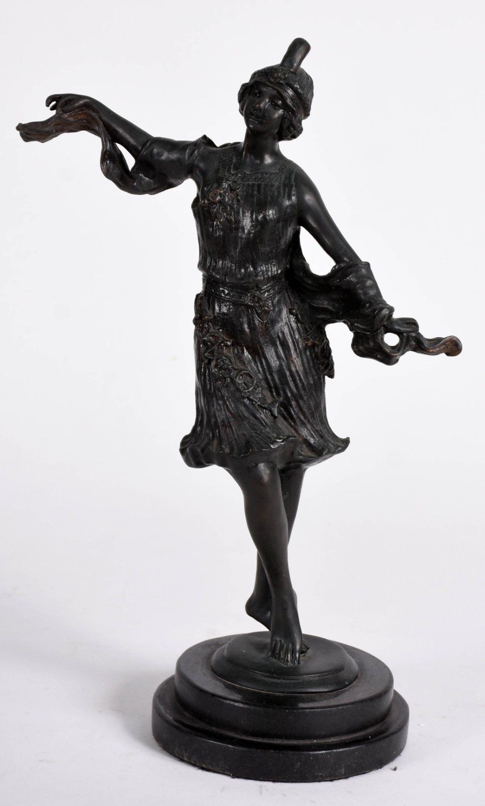 Estatueta de petit bronze representando dançarina. - foto 1 de 3