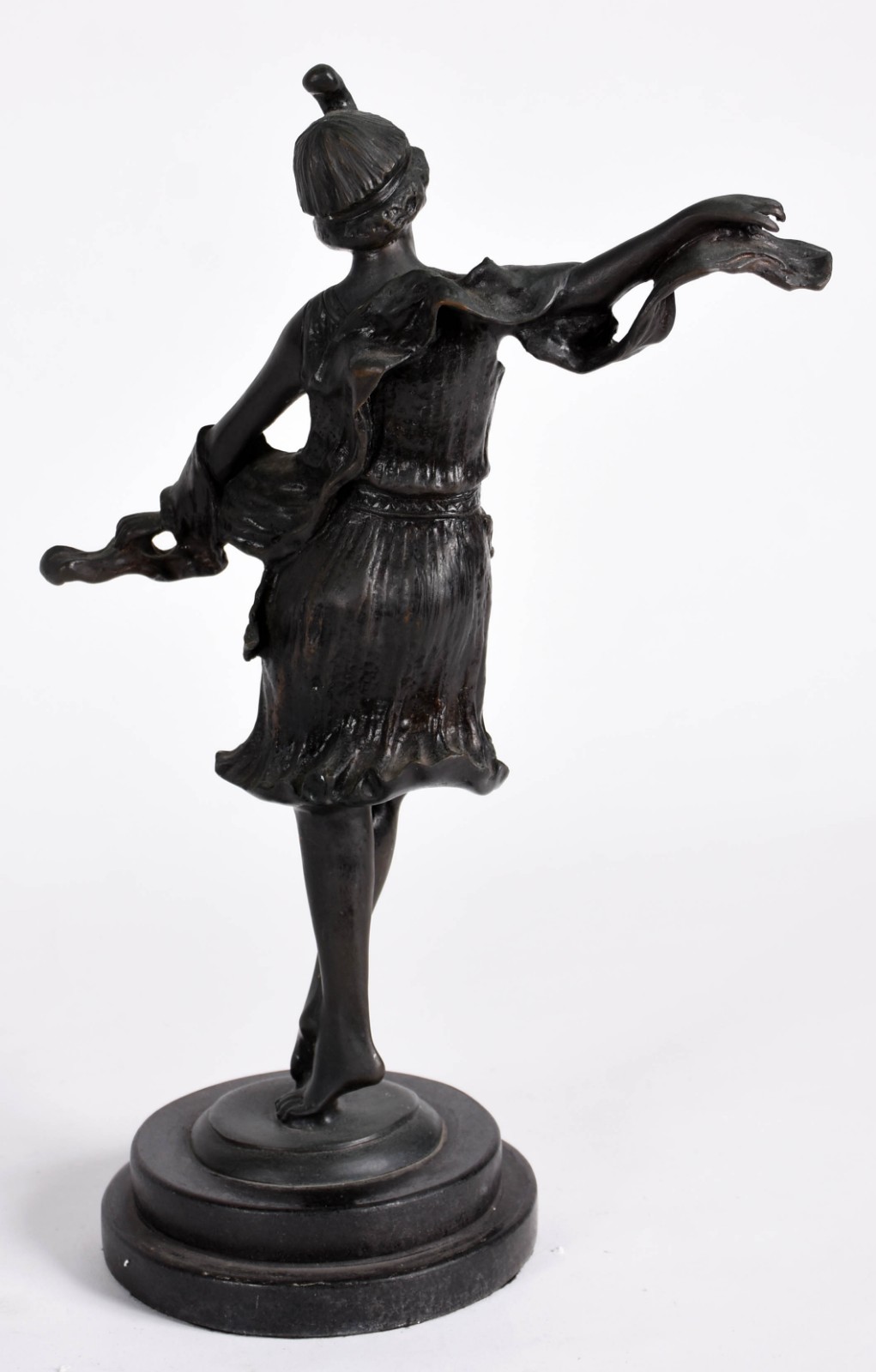 Estatueta de petit bronze representando dançarina. - foto 2 de 3