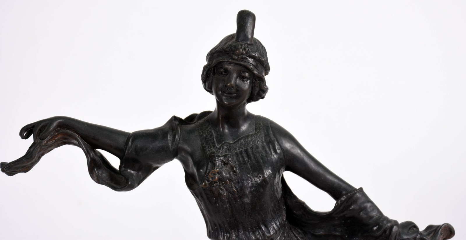 Estatueta de petit bronze representando dançarina. - foto 3 de 3