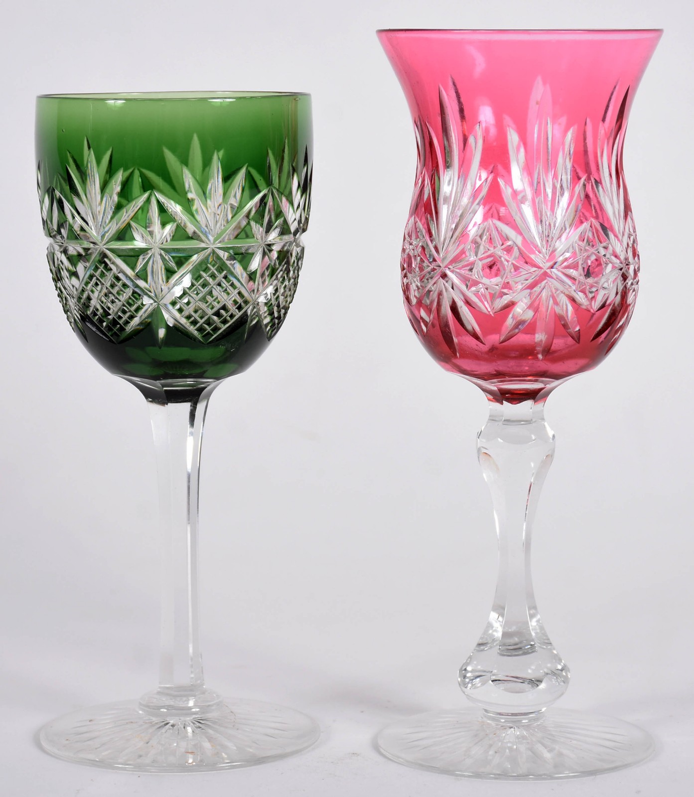 Duas taças de cristal BACCARAT na cor rubi e verde. - foto 1 de 5