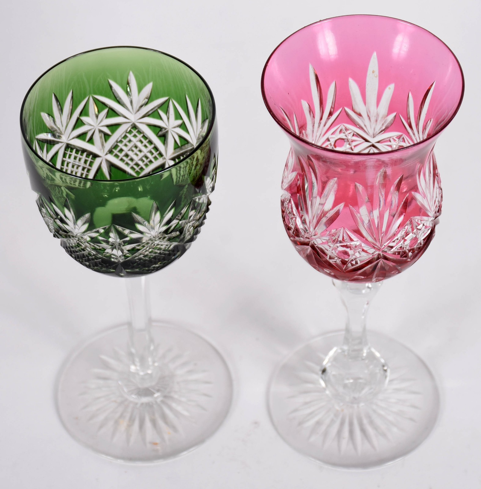 Duas taças de cristal BACCARAT na cor rubi e verde. - foto 2 de 5