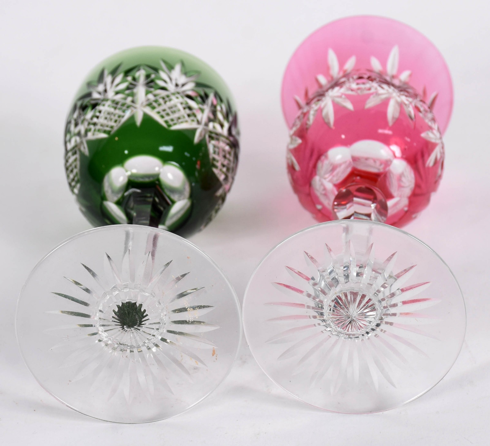 Duas taças de cristal BACCARAT na cor rubi e verde. - foto 3 de 5