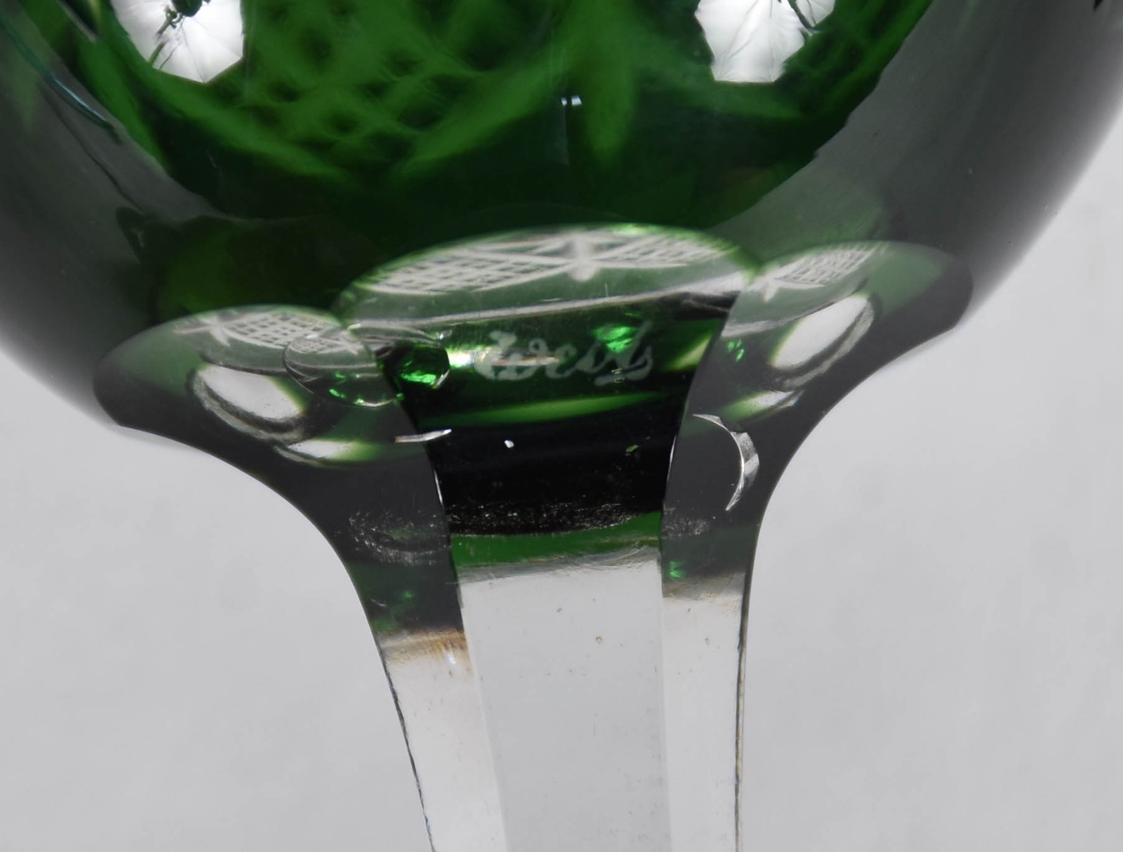 Duas taças de cristal BACCARAT na cor rubi e verde. - foto 4 de 5