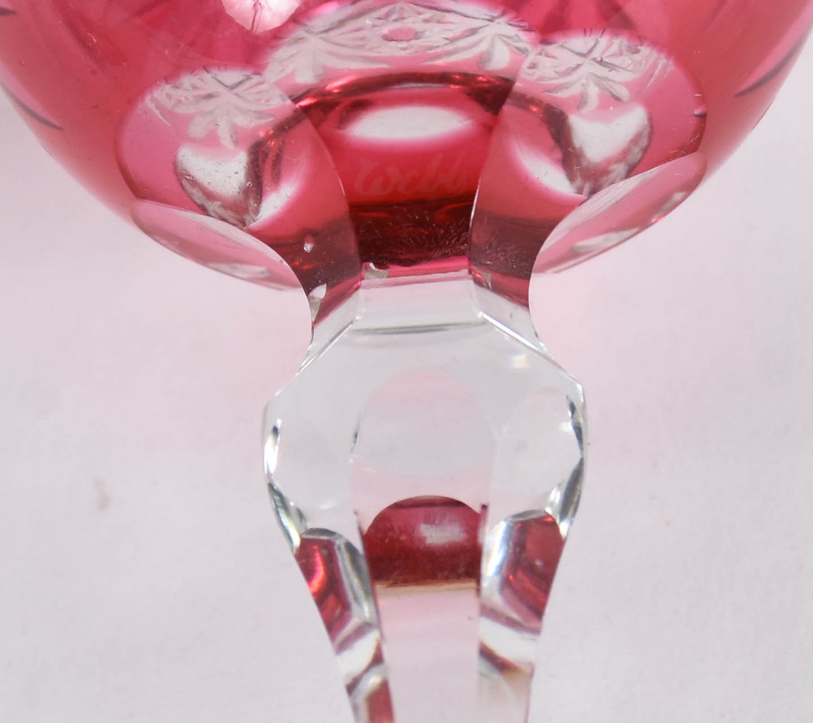 Duas taças de cristal BACCARAT na cor rubi e verde. - foto 5 de 5