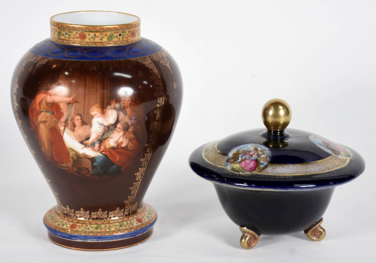 Duas peças de porcelana europeia, sendo potiche com figuras em... - foto 1 de 5