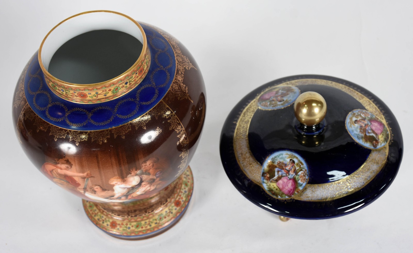 Duas peças de porcelana europeia, sendo potiche com figuras em... - foto 2 de 5
