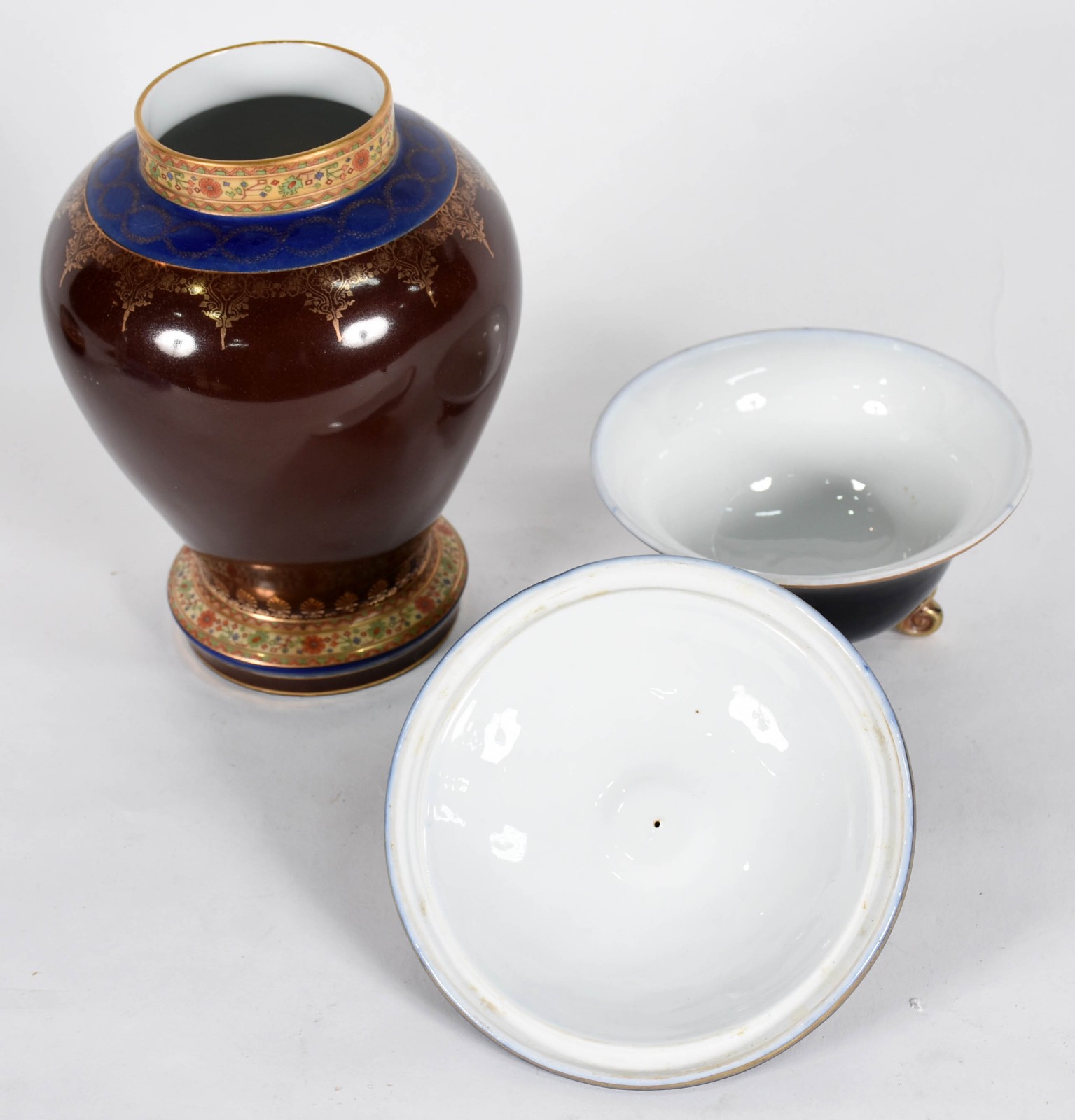 Duas peças de porcelana europeia, sendo potiche com figuras em... - foto 3 de 5