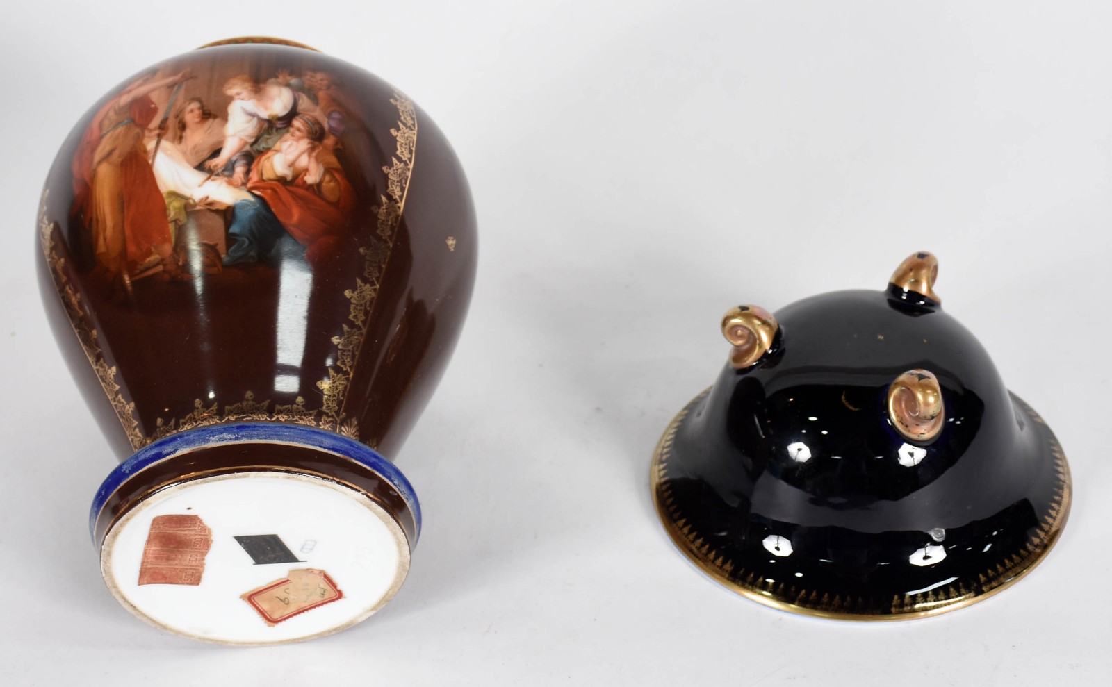 Duas peças de porcelana europeia, sendo potiche com figuras em... - foto 4 de 5