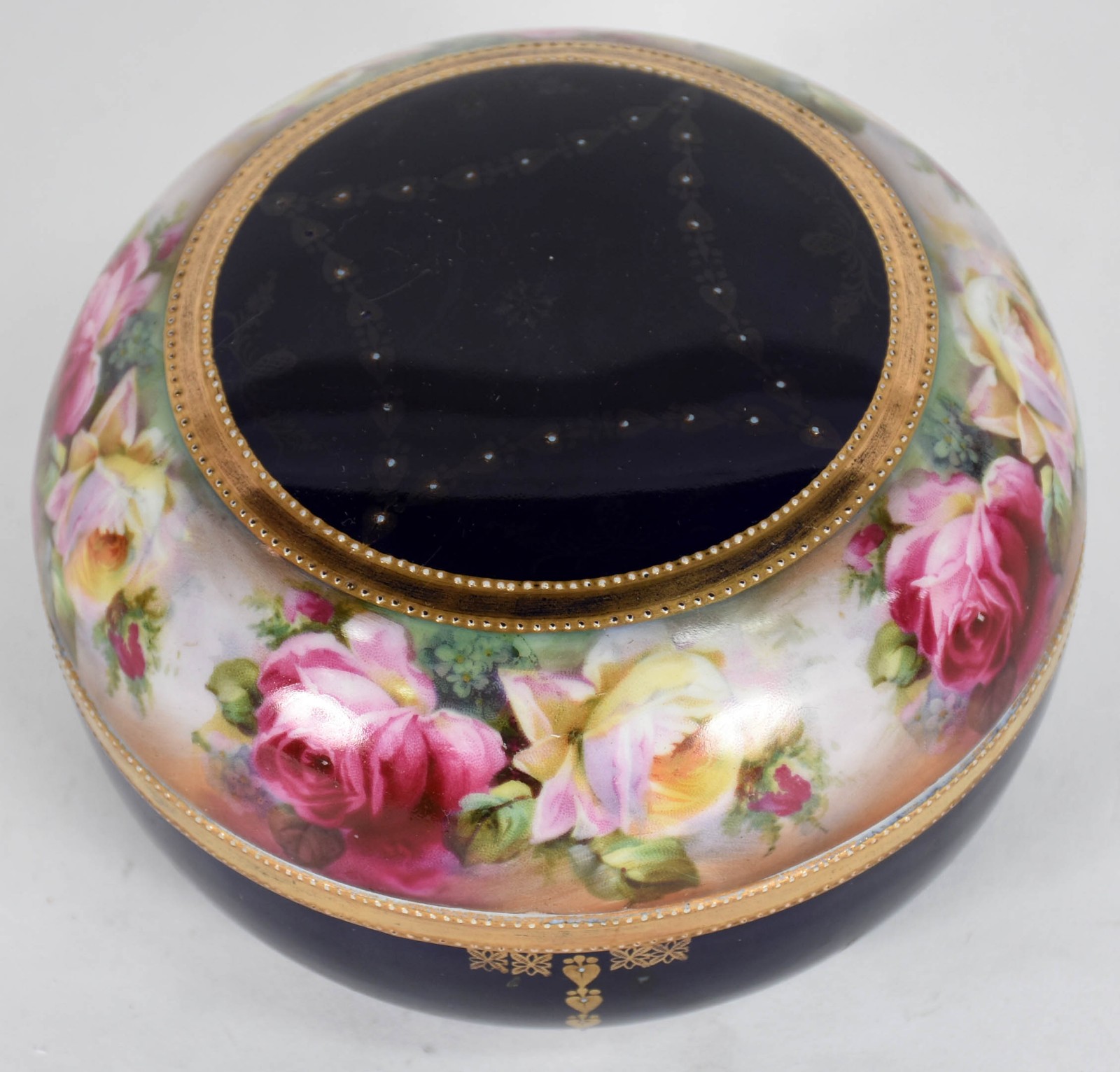 Bomboniere de porcelana tcheca azul cobalto com grega floral em... - foto 2 de 4