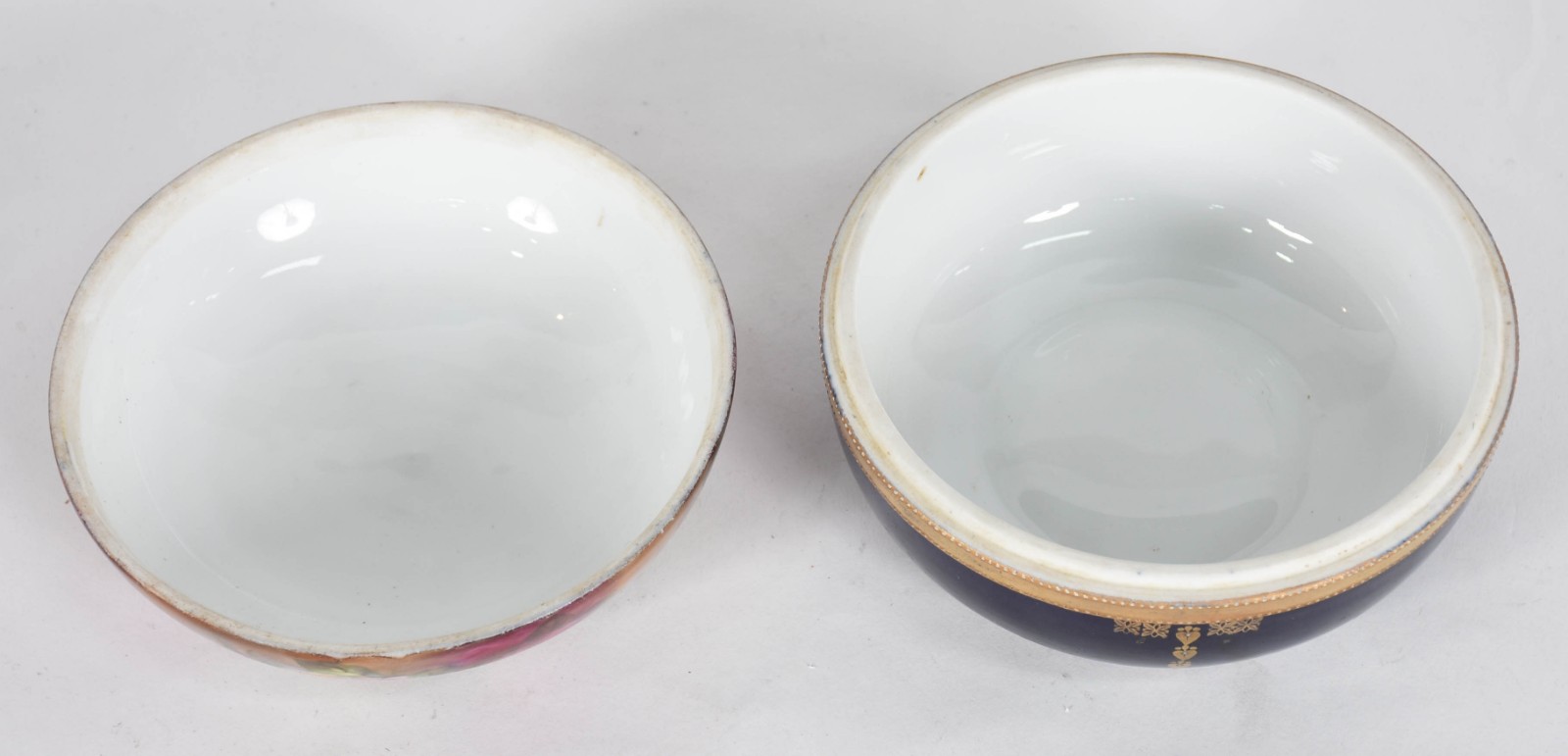 Bomboniere de porcelana tcheca azul cobalto com grega floral em... - foto 3 de 4